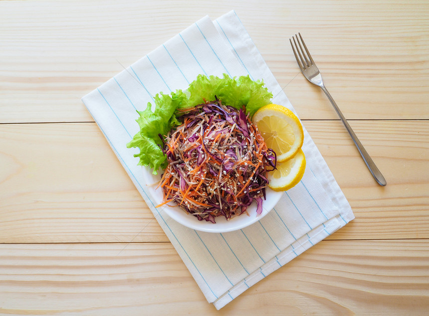 浅木本底的新鲜沙拉盘和混合根雪梨胡萝卜红卷心菜紧贴在一起健图片