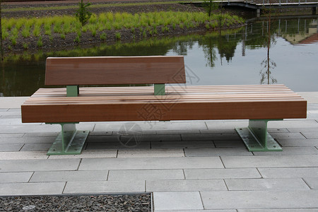 现代公园长椅背景是河流图片