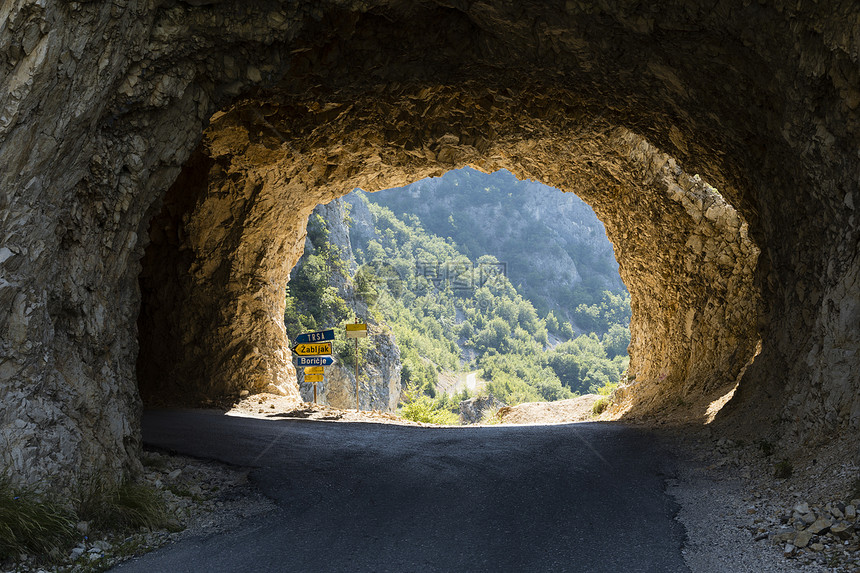 黑山Durmitor公园隧道中图片
