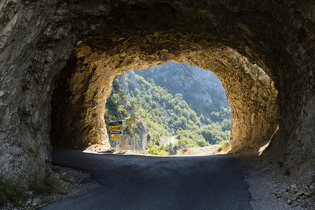 黑山Durmitor公园隧道中图片