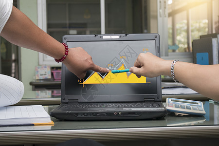 一个人的手指在笔记本电脑显示上进图片