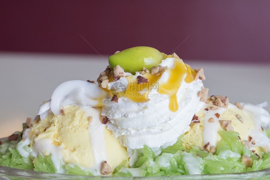 桌上碗里的芒果冰淇淋图片