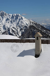 雪山中小木屋的烟囱图片