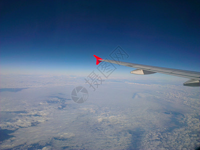 飞机翼和云层之上的天空图片