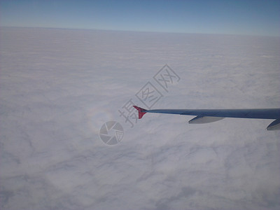 飞机翼和云层之上的天空图片