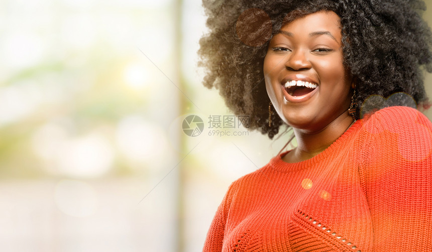 美丽的非洲女人自信而快乐图片