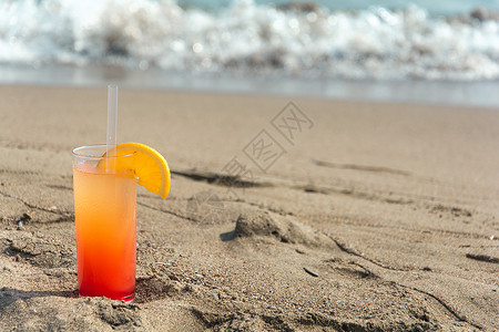 沙滩上有彩色鸡尾酒的眼镜图片