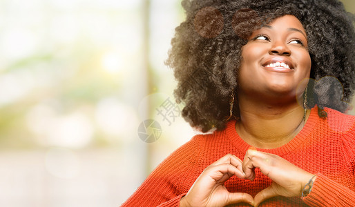 美丽的非洲妇女快乐地展示爱与双手的心身图片