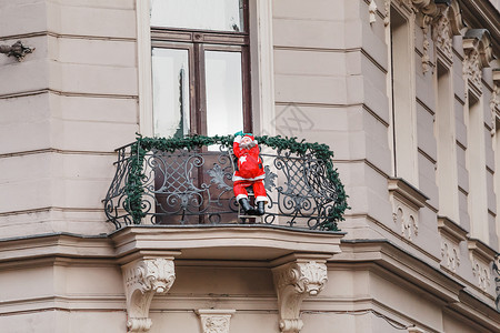 圣诞老人爬上阳台图片
