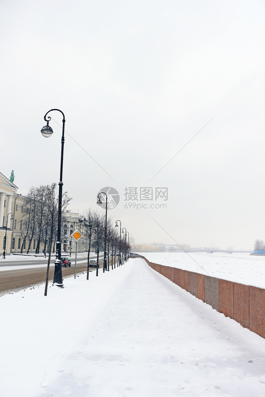 在降雪期间的冬天城市堤防图片