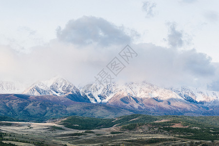 雪地山峰的景色很美岩石多图片