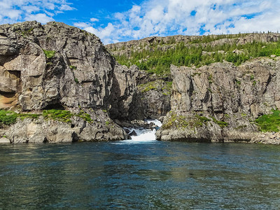 Sveinsstekksfoswalls瀑布在东部峡湾在图片