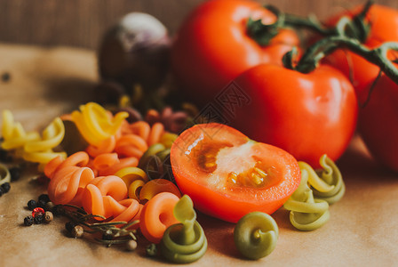 意大利面的配料烹饪意大利面的过程意大利面的天然染料番茄图片