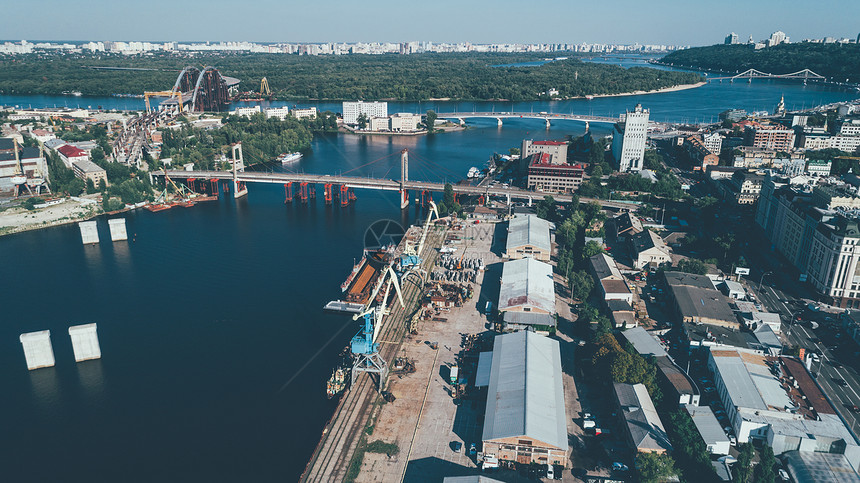 造船厂的空中景象夏天蓝天克莱图片