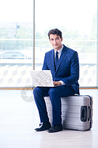 商人在机场等他的航班图片