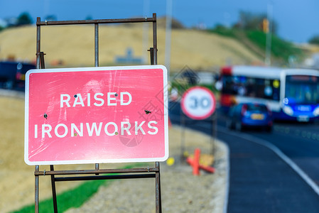 在英国高速公路上凸起的IronworksRoadworks标志图片
