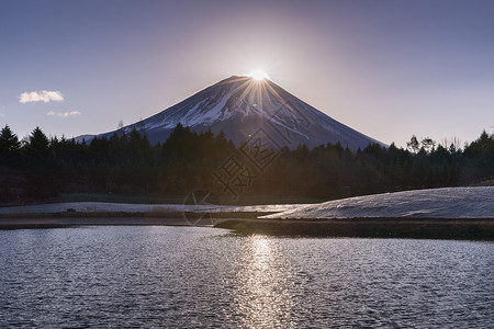 在日落日本的冬天富士钻石图片