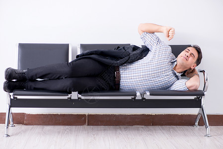 睡在机场椅子上的男人图片