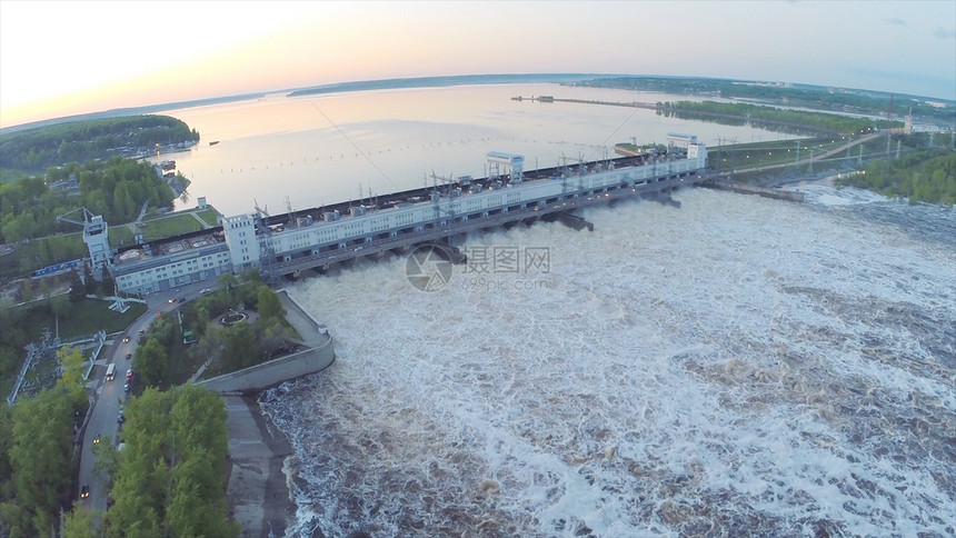 大坝蓄水公共部门是为在旱季储存水而建造的大坝夹图片