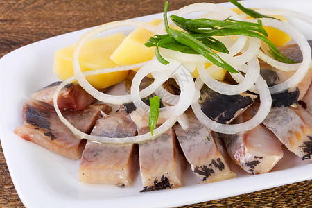 鲱鱼片配洋葱和土豆图片
