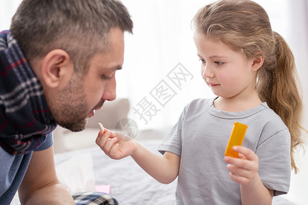 你的药可爱的小女孩照顾她生病的爸并给他图片