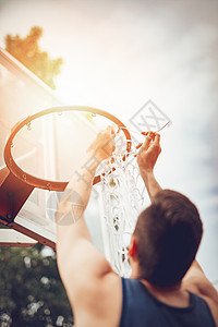 篮球运动员在篮球架上安装网图片