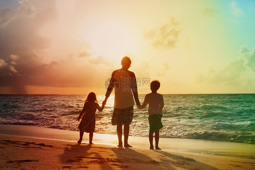 父亲和两个孩子的儿子和女儿在日落时图片