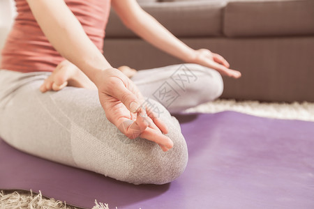 在家冥想练习瑜伽露珠姿势在家里放松健康的生活方式图片