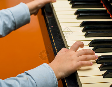 孩子的手弹钢琴孩子的音乐发展图片