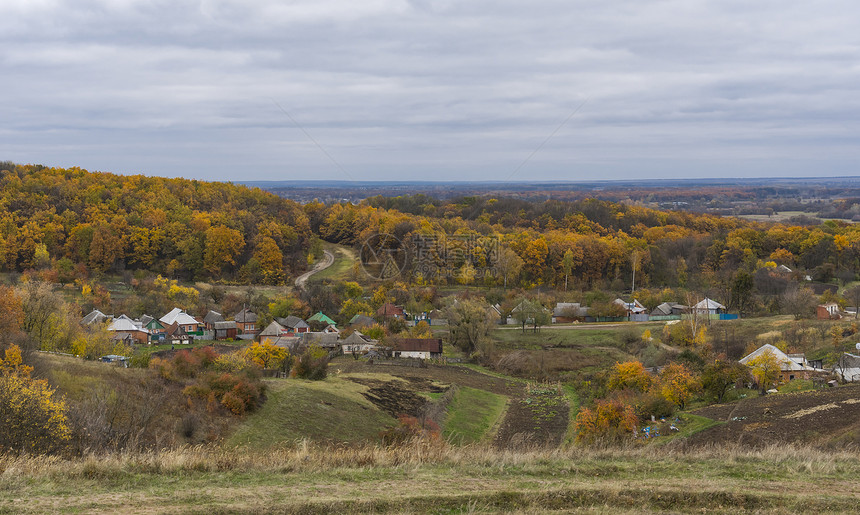 乌克兰苏姆斯卡亚州小型偏远小村落的秋天风景图片