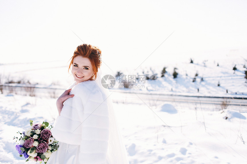 冬日享受喜酒的新娘肖像在冬天节图片