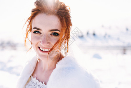 新娘在冬日享受时光的肖像图片