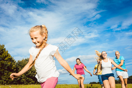 家庭在夏日风景中玩耍跑步和运动图片