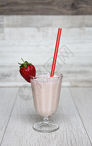 草莓奶昔或高杯的冰淇淋装饰着新鲜图片