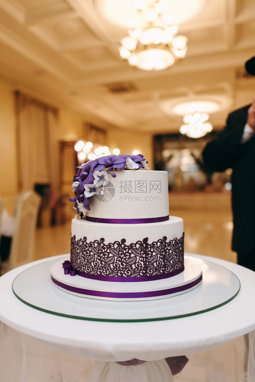 白色和紫色的婚礼蛋糕鲜花放图片
