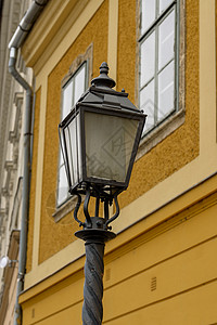 下午的街灯在大楼背景图片