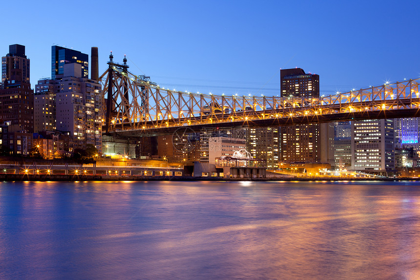 美国纽约州纽约市曼哈顿东河和上东城的皇图片