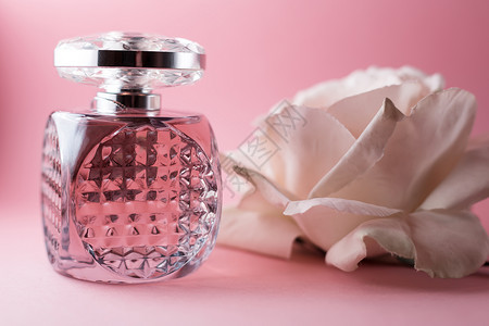 粉色玫瑰花香水瓶图片