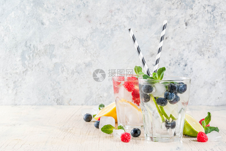 各种浆果柠檬水或莫吉托鸡尾酒新鲜冰柠檬酸橙覆盆子蓝莓注入水夏季健康排毒饮料浅色图片