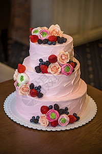 精美优雅的三层粉红色婚礼蛋糕图片
