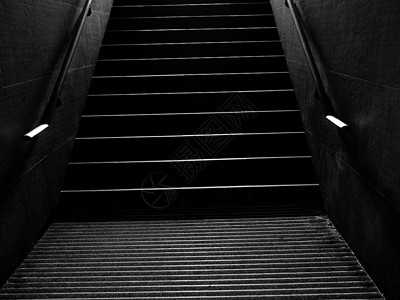 走上楼梯走出地铁图片