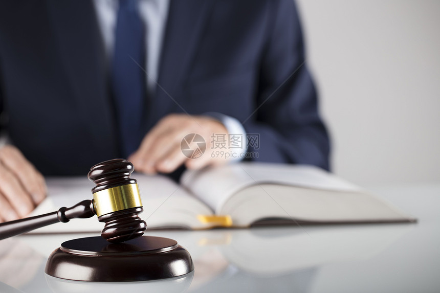 法律业务概念大锤法官和法律典图片