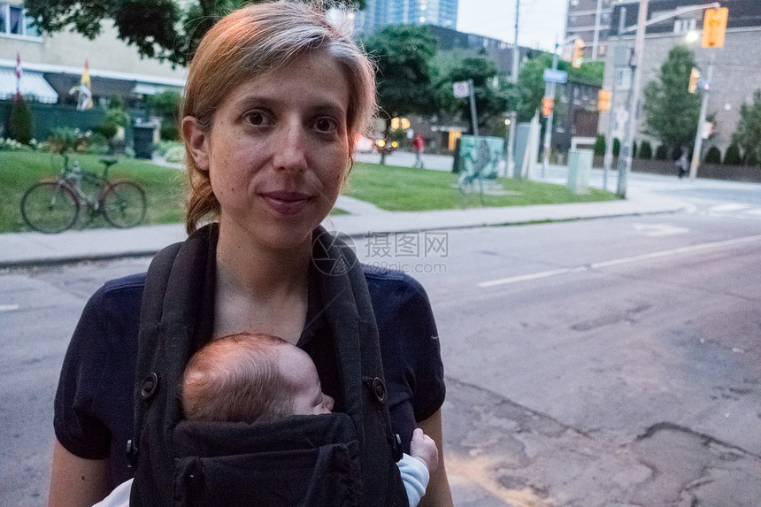 母亲与婴儿在城市街头职业生涯图片