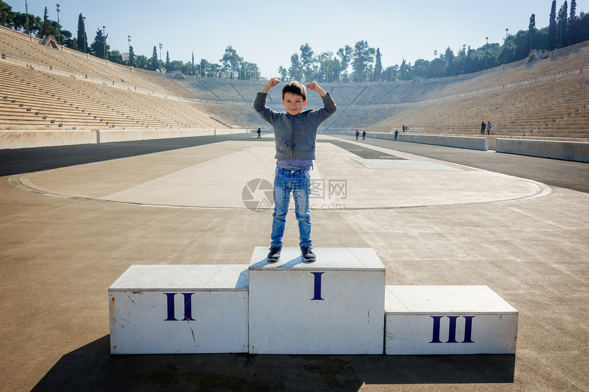 男孩在Panathinaiko体育场雅典希腊欧洲的获胜者图片