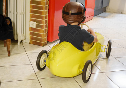 在家里骑玩具车的背景图片