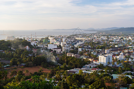 下午白天从高处俯瞰城镇大海湾和山丘的美丽景色图片