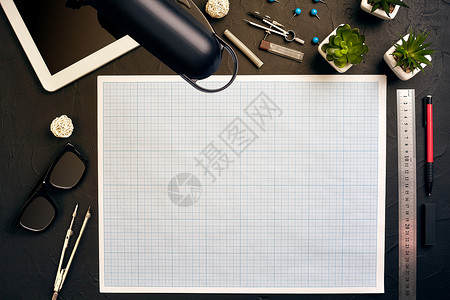 建筑工人作场所的顶视图尺子绘图纸指南针眼镜黑色背景的平板电脑平躺静背景图片