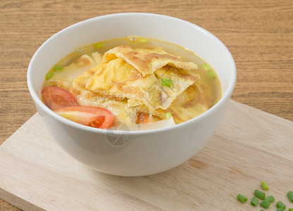泰国美食和美食美味的泰式煎蛋卷汤配西红背景图片