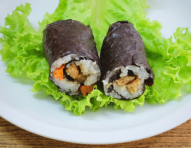 日本餐饮传统菜鸟日本大米玛吉寿司卷与豆腐和胡萝卜包装在绿橡树上NoriSea背景图片