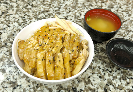 日本食品和烹饪寺谷鸡或田谷唐服务于煮饭图片